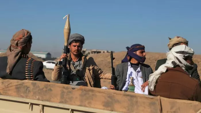 غضب قبلي واسع بعد اقتحام جماعة الحوثي لمنازل وتفتيش نساء في الجوف