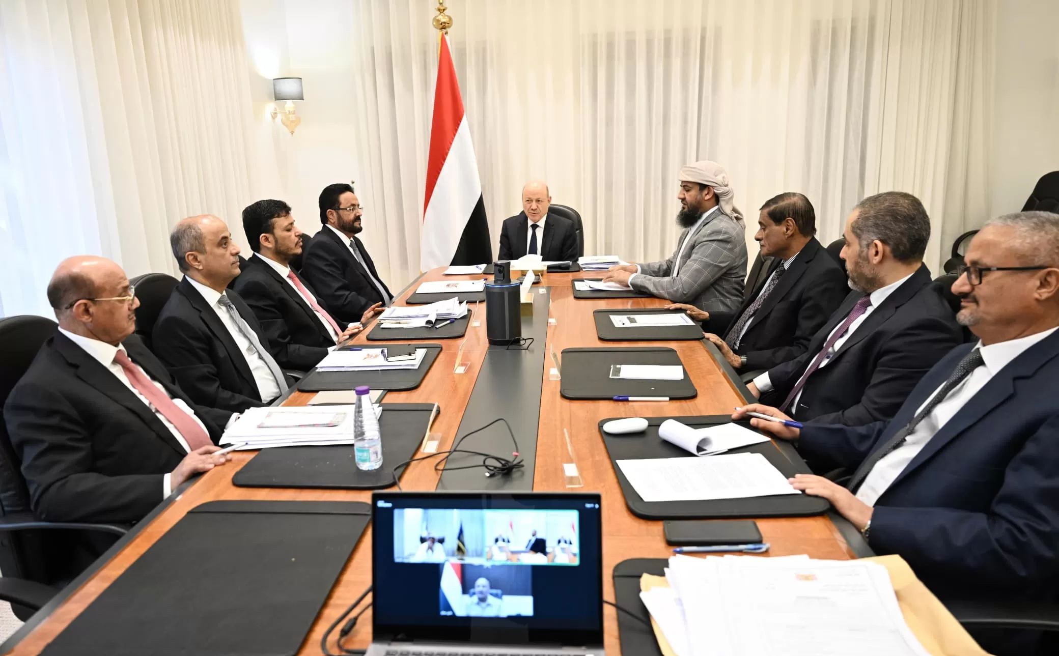 المجلس الرئاسي يقر حزمة إجراءات لتعزيز الانضباط المالي وتوسيع الإيرادات المجلس الرئاسي يقر حزمة إجراءات لتعزيز الانضباط المالي وتوسيع الإيرادات