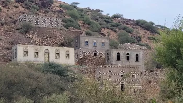 الحوثيون يختطفون مدنيين ويعتدون على النساء غرب تعز الحوثيون يختطفون مدنيين ويعتدون على النساء غرب تعز