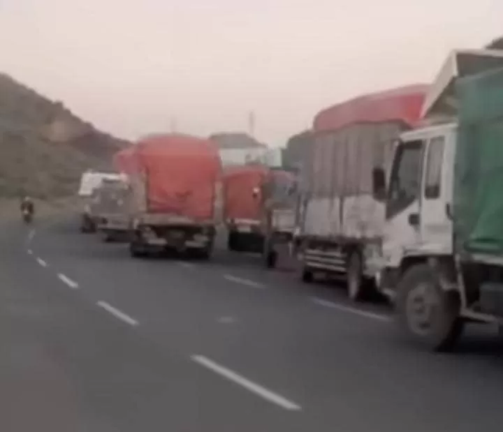 الحوثيون يعيدون نقاط الجباية شمال تعز ويحتجزون شاحنات لابتزاز السائقين الحوثيون يعيدون نقاط الجباية شمال تعز ويحتجزون شاحنات لابتزاز السائقين