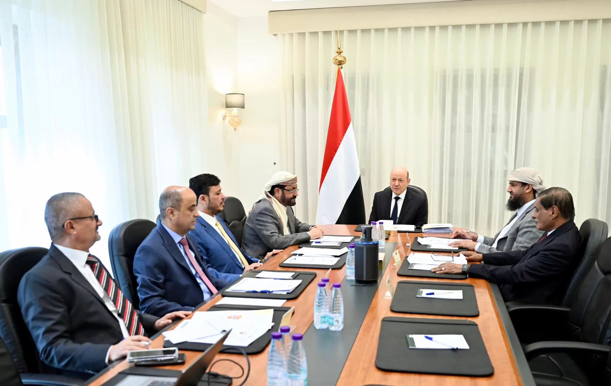 "الرئاسي" يجدد دعمه للحكومة ويقر خطوات لتعزيز الإصلاحات الاقتصادية "الرئاسي" يجدد دعمه للحكومة ويقر خطوات لتعزيز الإصلاحات الاقتصادية