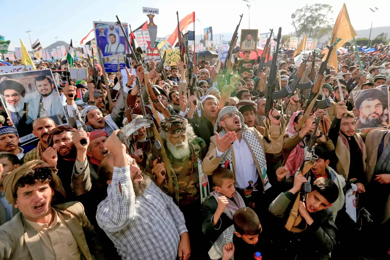 الحوثيون يفصلون أكثر من 47 ألف موظفا حكوميا واستبدالهم بعناصر موالية