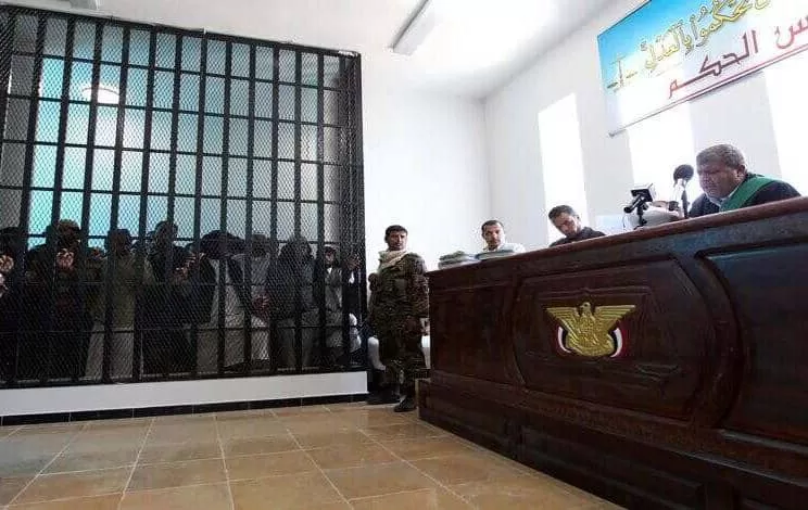 الحوثيون يعقدون جلسة محاكمة لأكثر من 20 مختطفا بينهم امرأة