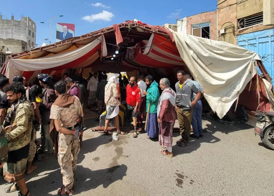 جرحى تعز يواصلون اعتصامهم لليوم الثاني احتجاجًا على الإهمال الحكومي