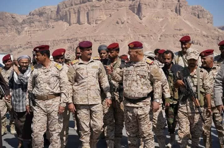 قائد المنطقة العسكرية الأولى يتفقد المواقع الأمامية ويؤكد جاهزية القوات