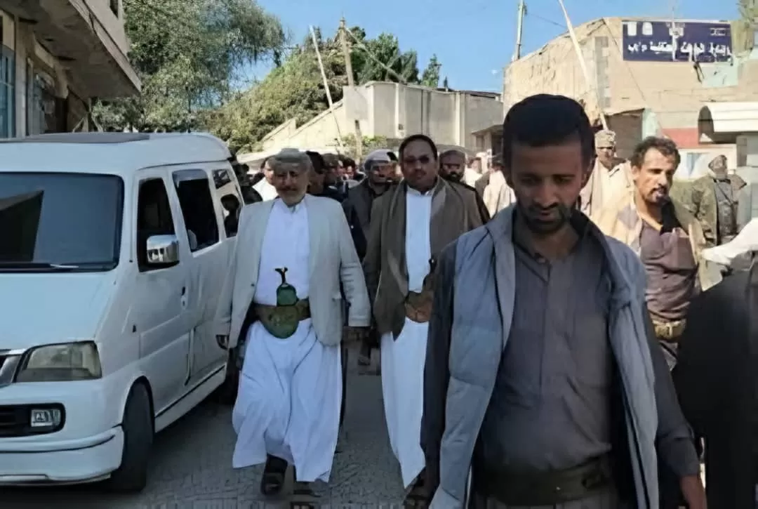مئات المحتجين في إب يطالبون بضبط عنصر حوثي متهم بالقتل ويحذرون من التواطؤ
