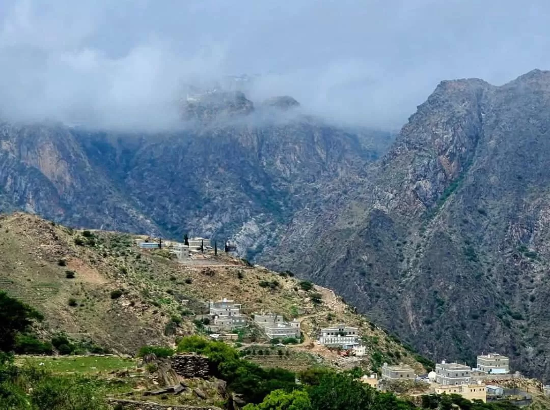 العثور على جثمان شاب في قمة جبل بيافع وسط ظروف غامضة