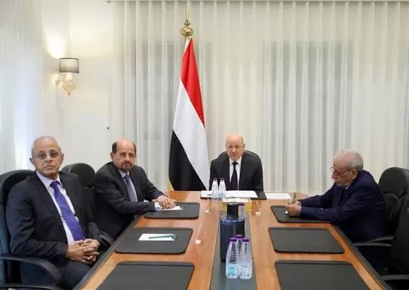 الرئيس العليمي يجدد التحذير من الإجراءات الأحادية ويؤكد على وحدة القرار