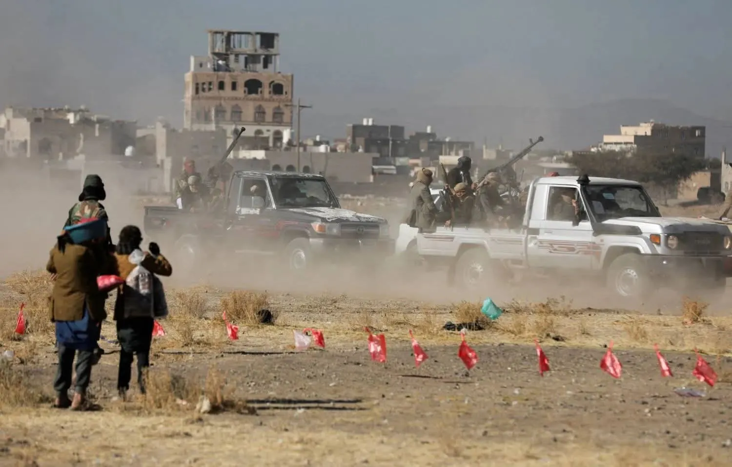 قتلى وجرحى بينهم قيادي في هجوم حوثي على سوق نفحان بالحديدة