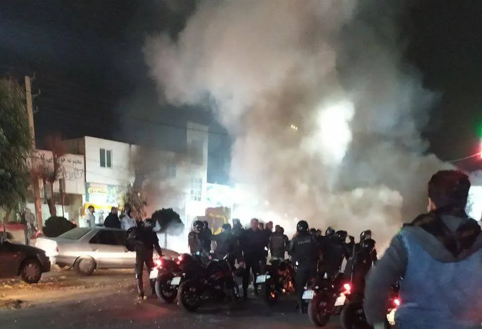 احتجاجات غاضبة في إيران وسط تباين الموقف الرسمي بين الحوار والقمع