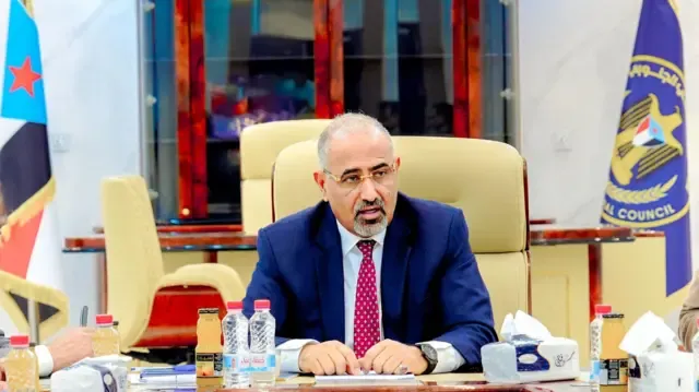 الكشف عن فضيحة مالية للانتقالي تسببت بوقف صرف رواتب موظفي الدولة