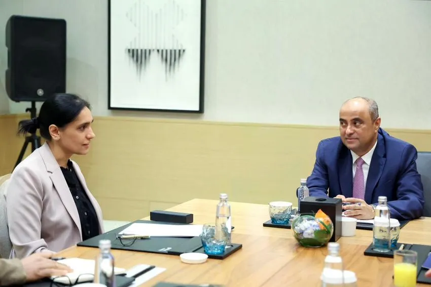 الحكومة اليمنية تؤكد المضي في إنفاذ القرارات السيادية وترسيخ سلطة الدولة