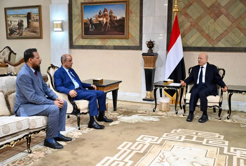 الرئيس يشدد على توحيد القرار الأمني واحتكار السلاح بيد الدولة في عدن