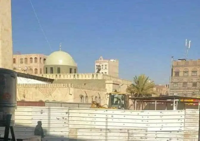 الحوثيون يهدمون جزءًا من مسجد "المشهد" التاريخي لتحويله إلى مجمع تجاري