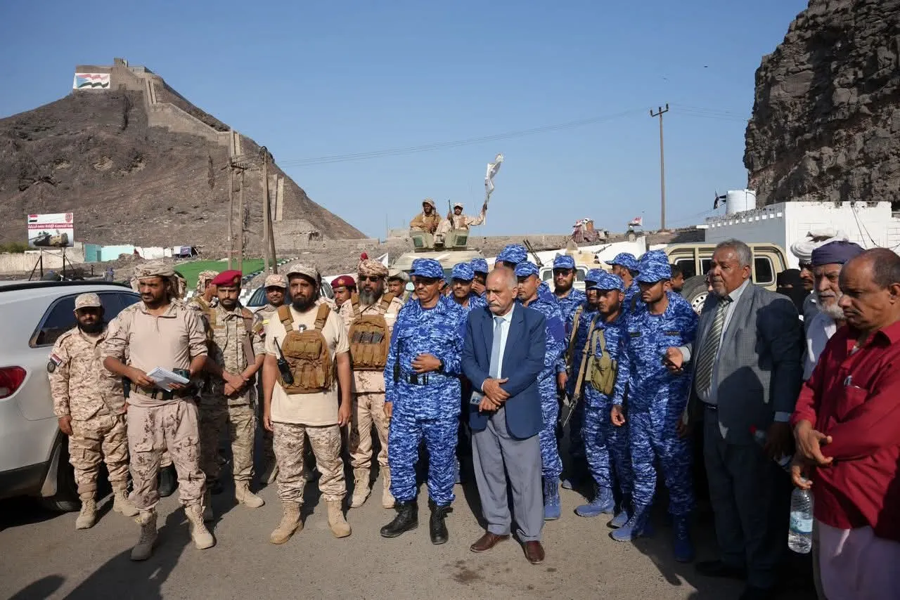 قوات العمالقة تبدأ تسليم معسكرات عدن للأجهزة الأمنية