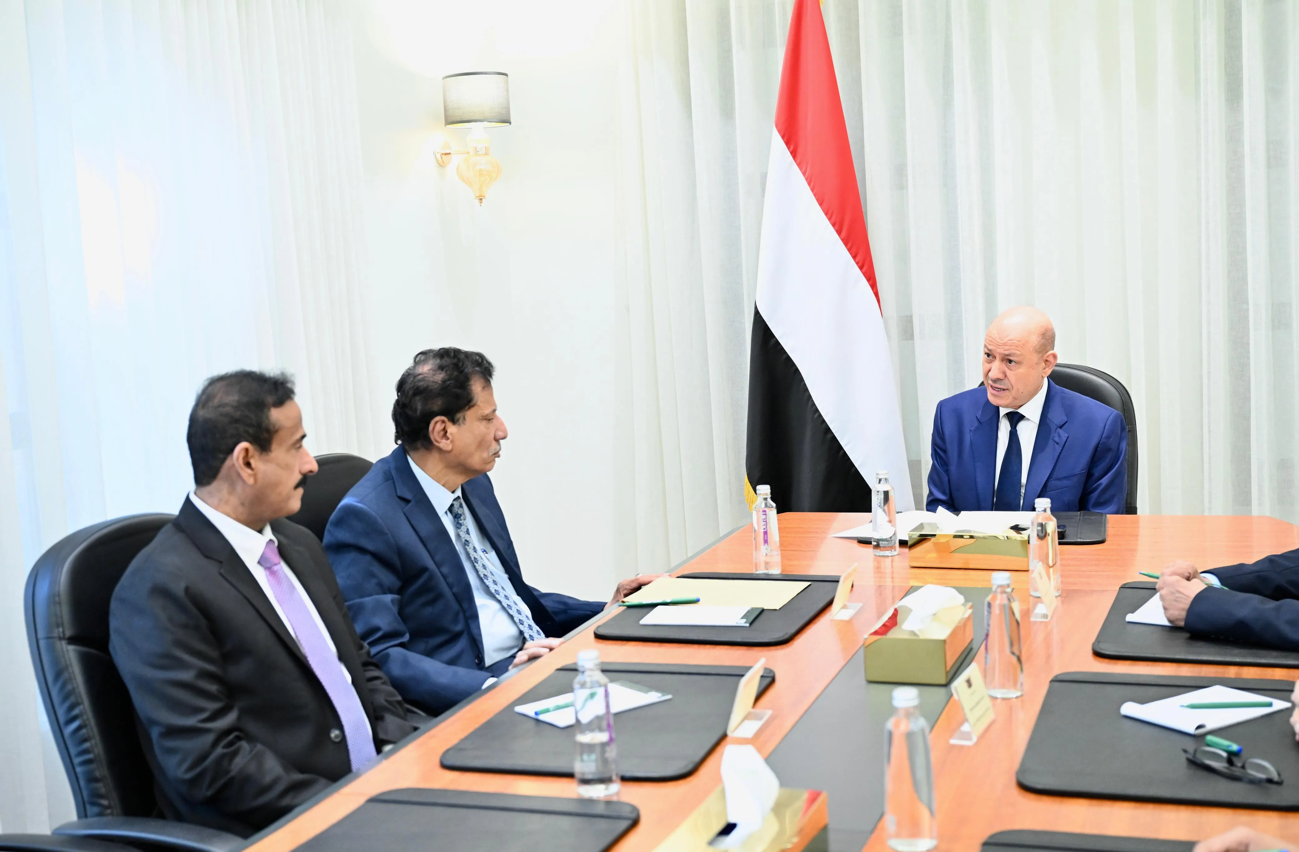 الرئيس العليمي: المهرة وشبوة ركيزتان أساسيتان لأمن واستقرار اليمن