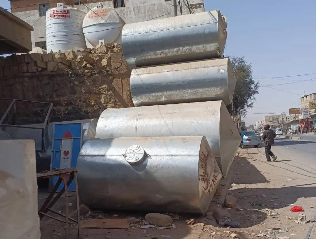 مشرف حوثي يقتحم ورشة مواطن في عمران ويعتدي على ممتلكاته