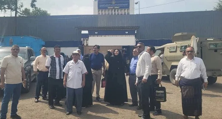 سلطات عدن تستعيد مقرات الدولة من الانتقالي المنحل وسط استنفار واسع (تفاصيل)