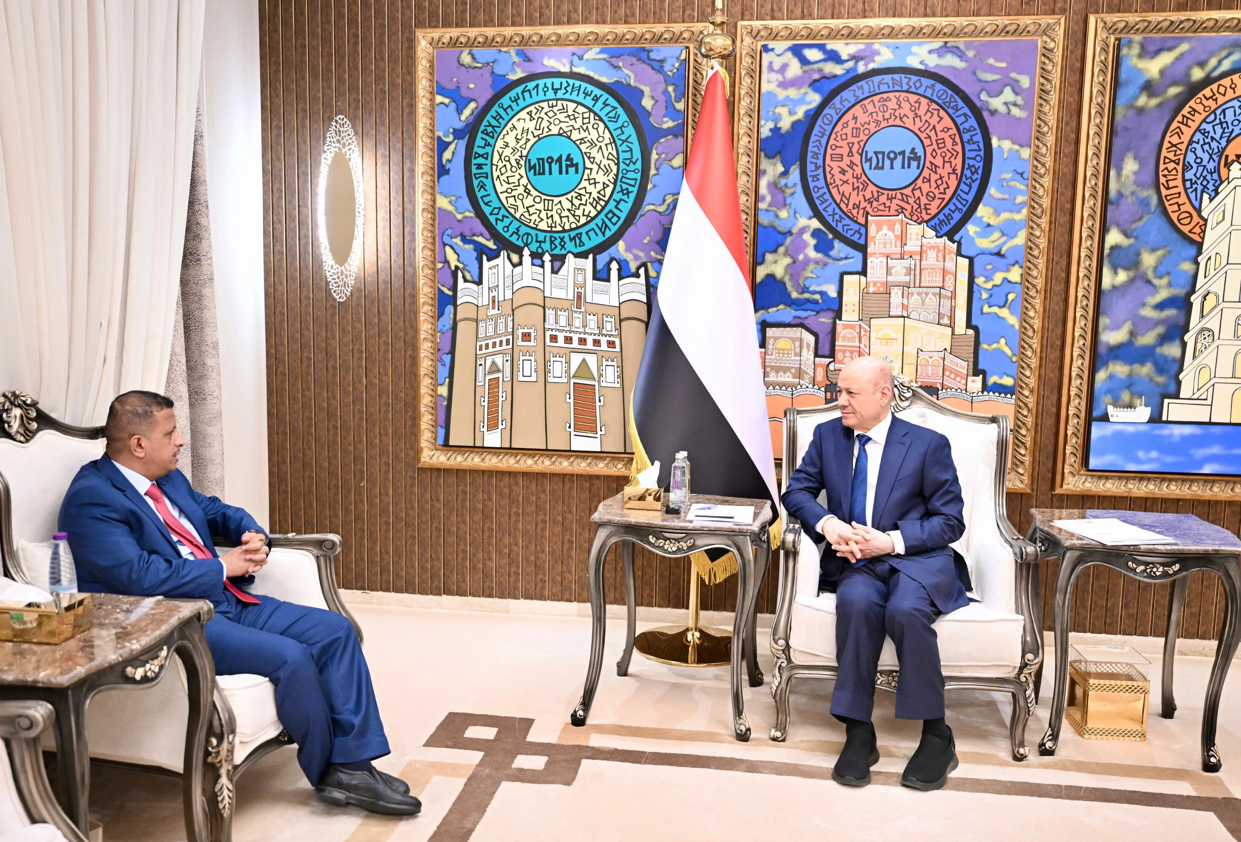 الرئيس العليمي يحذر من استنساخ انتهاكات الحوثيين ضد الصحفيين