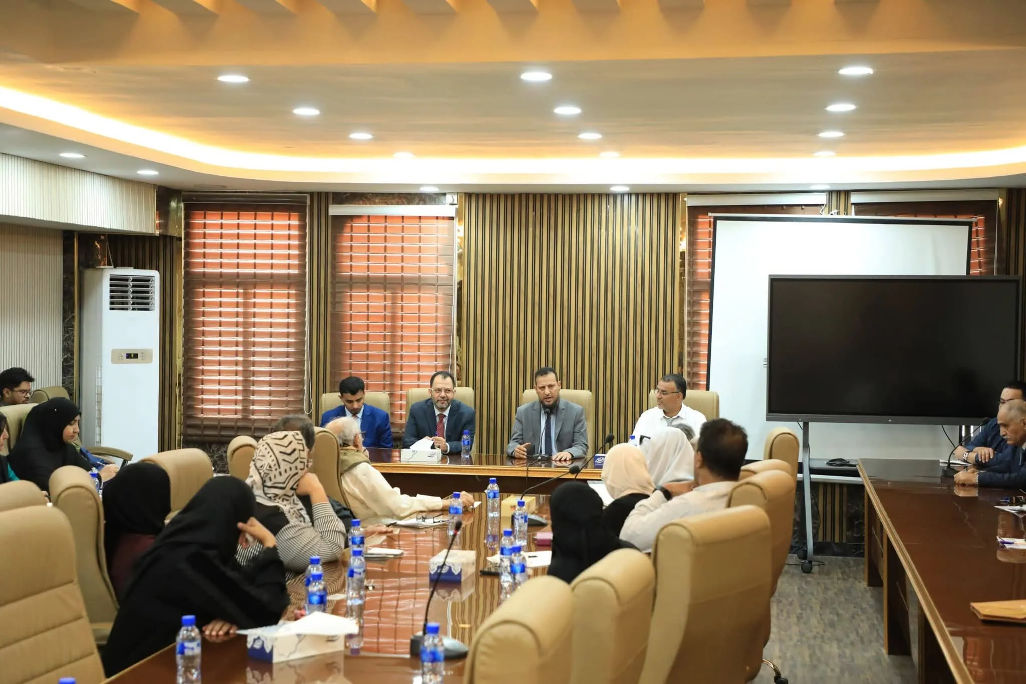 اجتماع في عدن يؤكد أولوية تعزيز الأمن وإخراج القوات العسكرية من المدينة