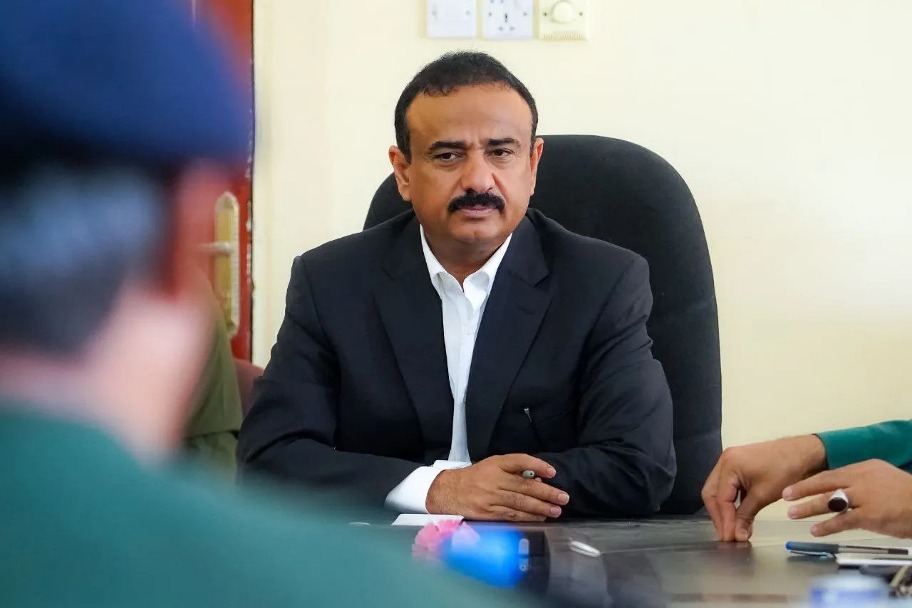 محافظ شبوة يشكل لجنة للتحقيق في أحداث عتق بعد مقتل وإصابة 15 شخصا