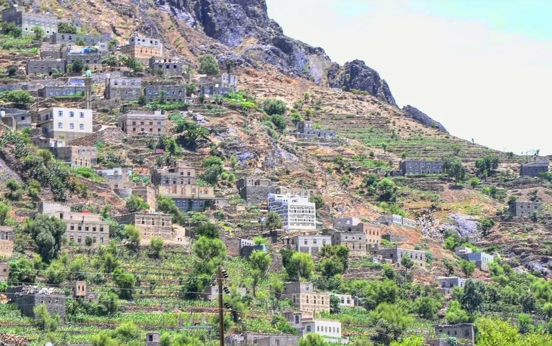 الحوثيون يهددون يقصف مشاريع "كير" في تعز عقب قصف طريق في سامع