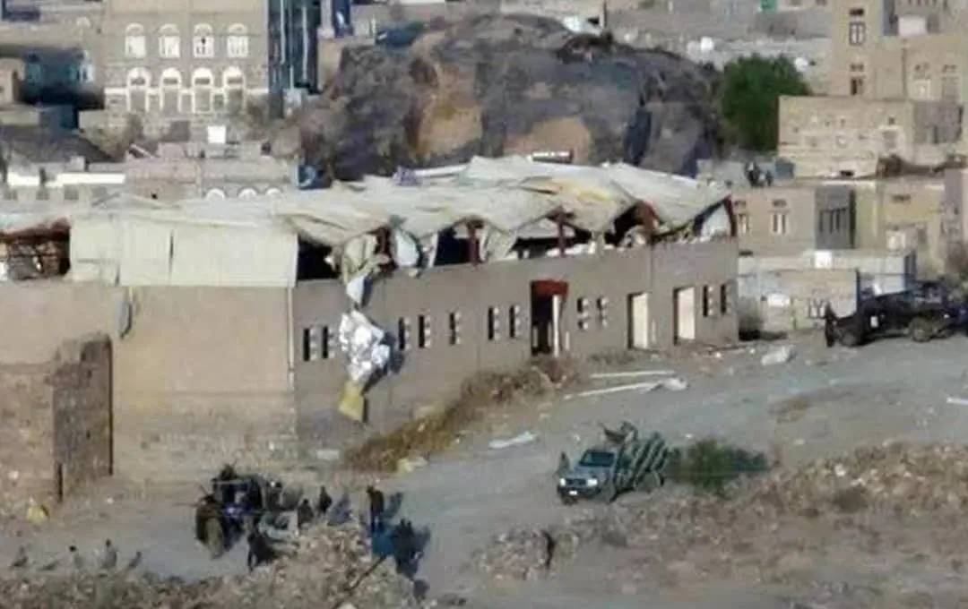 الحوثيون يحاصرون حي الحفرة في رداع واستمرار القصف على الأحياء السكنية