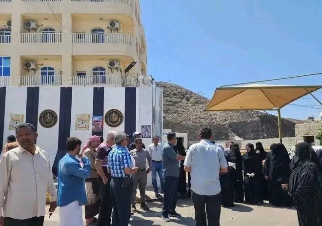 إغلاق ثالث مقر للانتقالي بعدن والقبض على منسق تظاهرة مسلحة