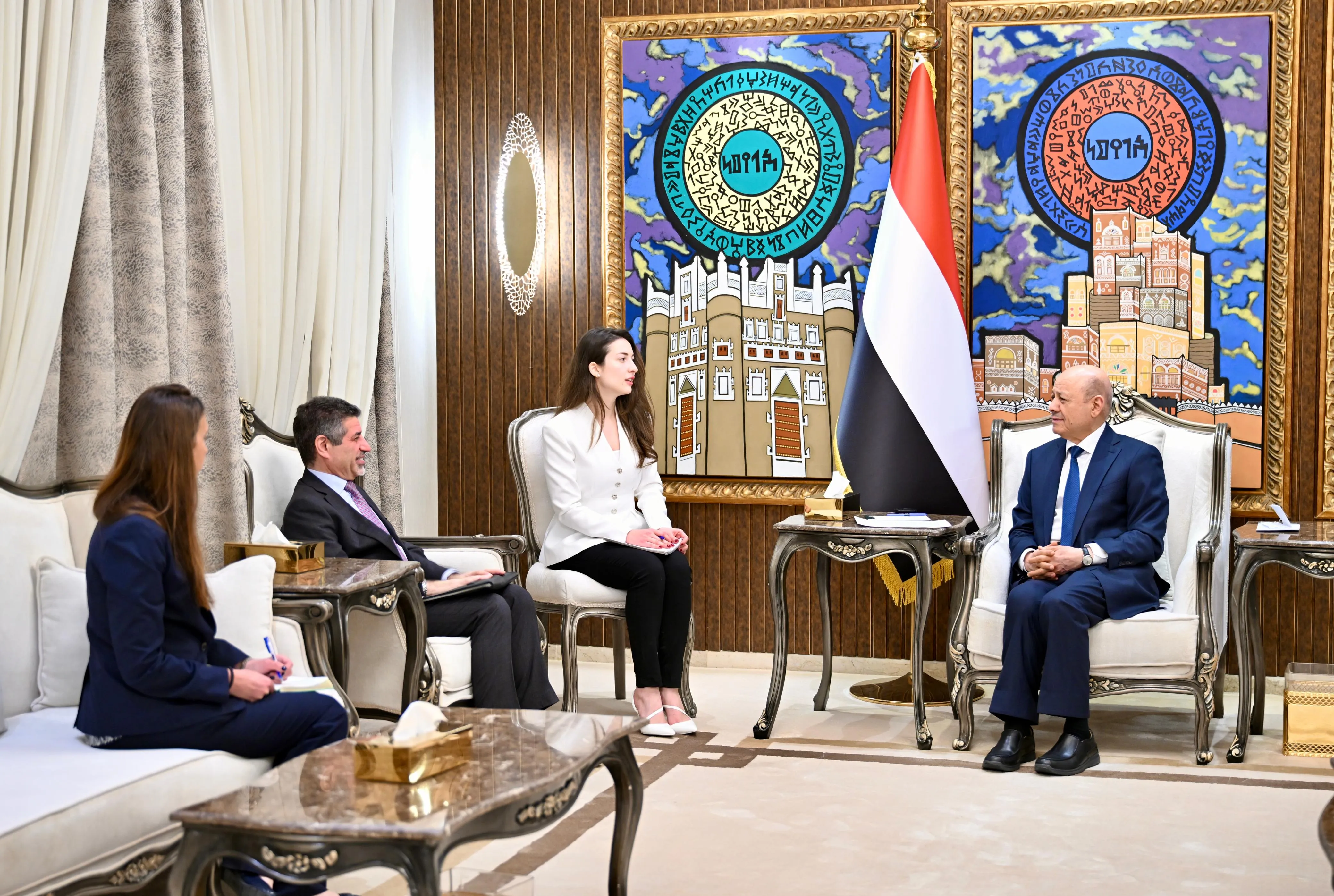 الرئيس العليمي يؤكد أهمية ردع إيران في المنطقة وتجفيف مصادر تمويل الحوثيين