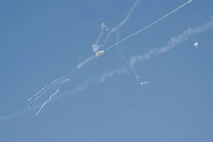 بيانات خليجية تؤكد اعتراض صواريخ ومسيّرات إيرانية وتعطل رحلات الطيران (تفاصيل)