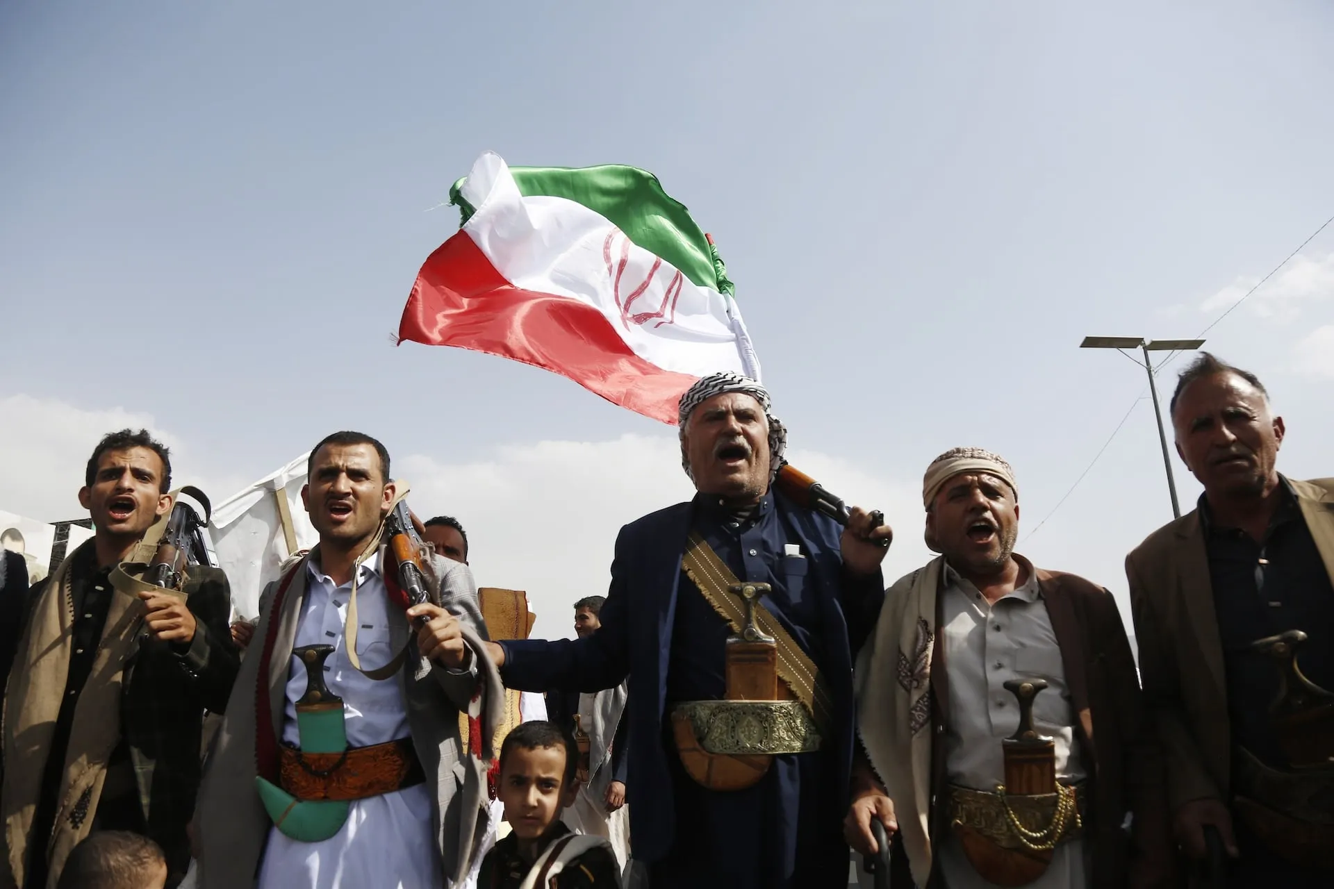 خلاف حاد بين خبراء إيرانيين وقيادات حوثية وسط تعزيز الجماعة للدفاعات الجوية