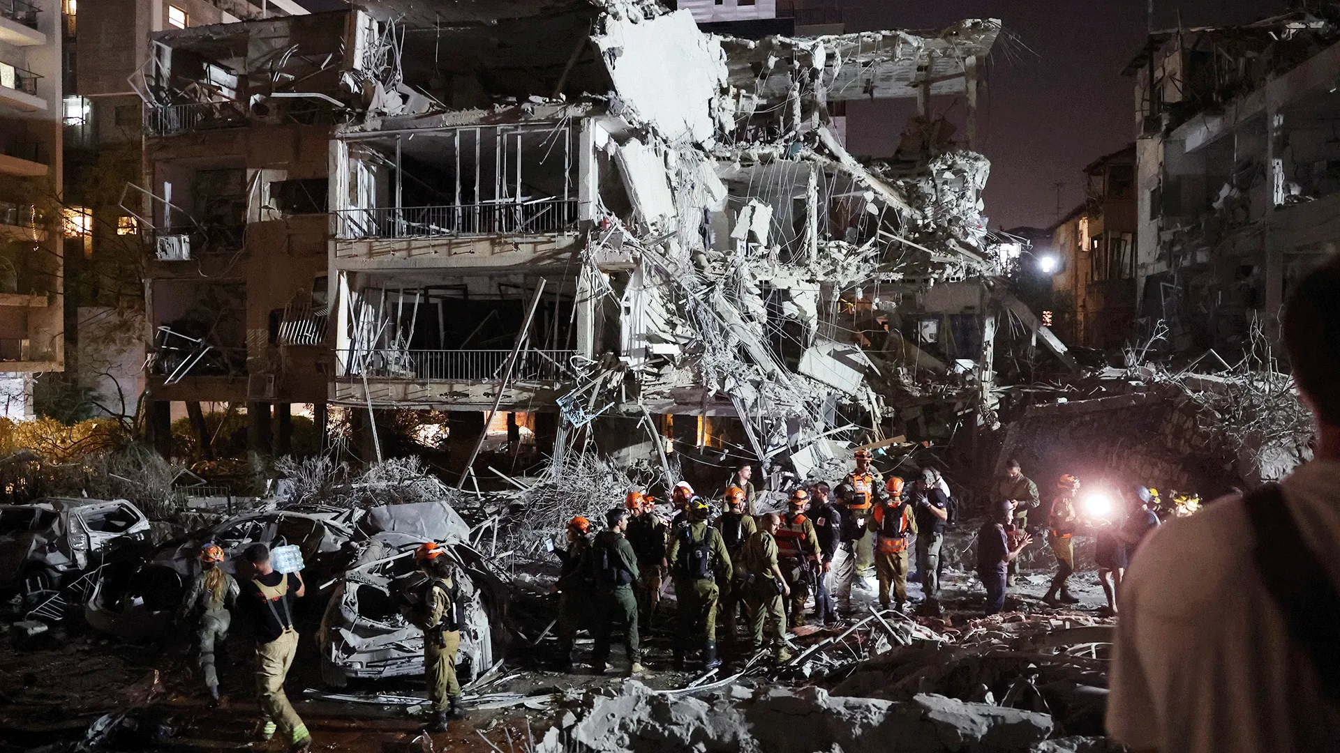 إيران تهدد بفتح جبهات جديدة في إطار التصعيد الإقليمي وتوقعات بانخراط الحوثيين