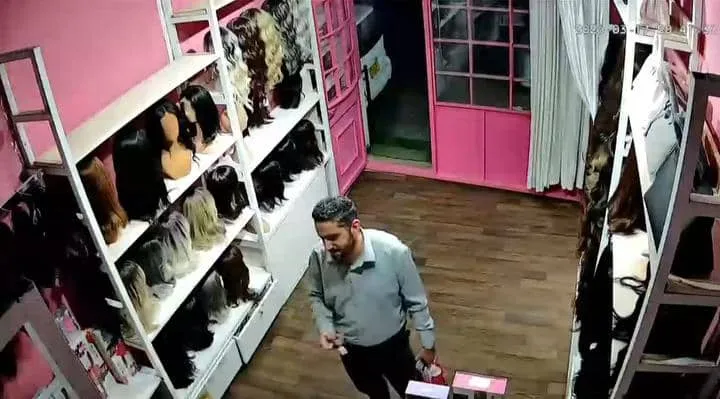 محامي حوثي يهدد بإغلاق محل كوافير في صنعاء ويستخدم ألفاظ مسيئة