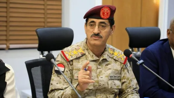 وزير الدفاع يتعهد بتسوية عادلة للمرتبات والتوجه نحو الإدارة المحلية للجيش