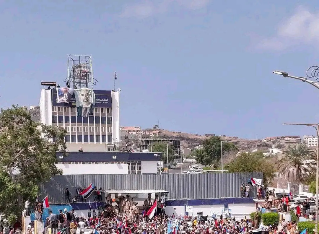 الانتقالي ينفذ اقتحامات مسلحة لمبانٍ حكومية كان يسيطر عليها في عدن