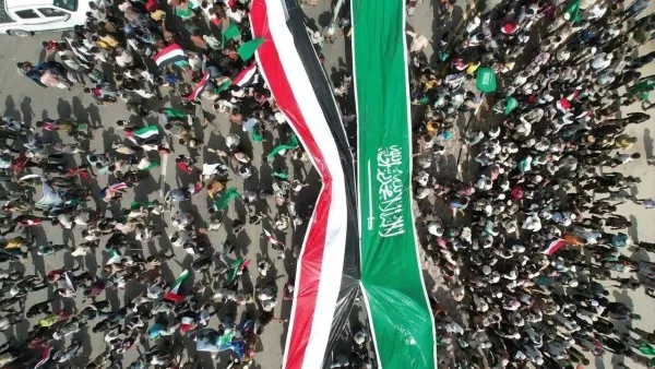 تظاهرة حاشدة في المخا غرب تعز تضامنا مع السعودية وتنديدا بالتدخلات الإيرانية