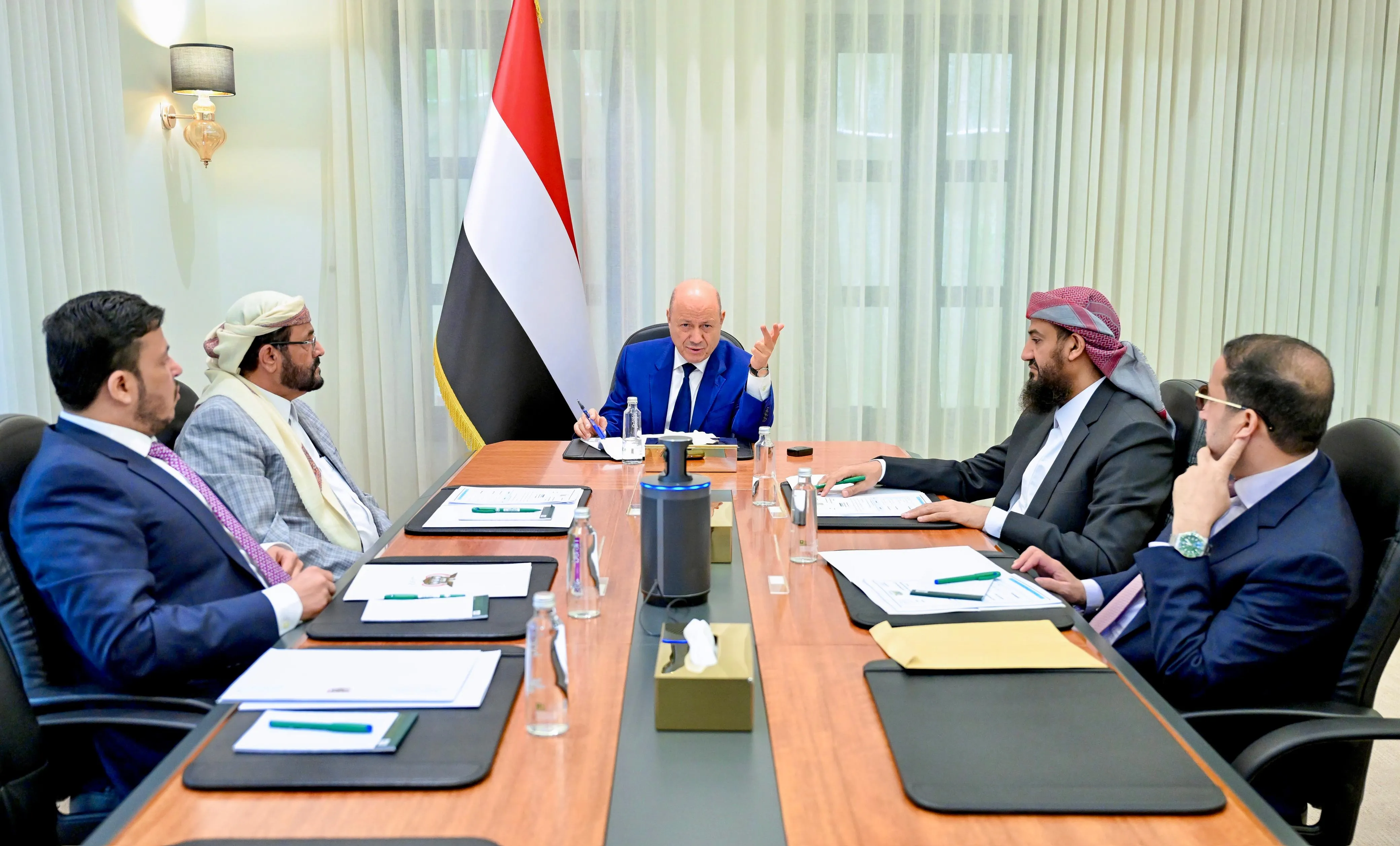 الرئاسي يقر حزمة تدابير اقتصادية ويحذر من انخراط الحوثيين في التصعيد الإقليمي