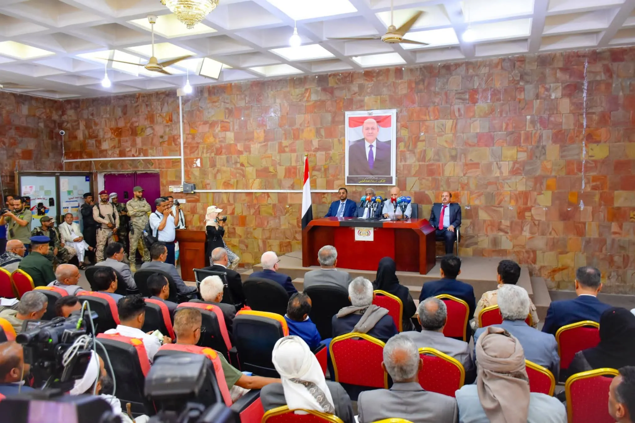 لجنة حكومية تتفقد أضرار السيول بتعز والسلطة المحلية تطالب بتدخلات فعلية