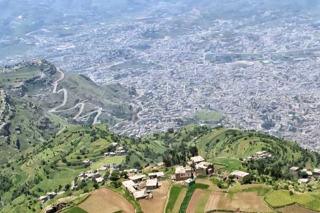 الحوثيون يقيدون حركة المدنيين في إب ويستحدثون نقاط عسكرية شمال تعز