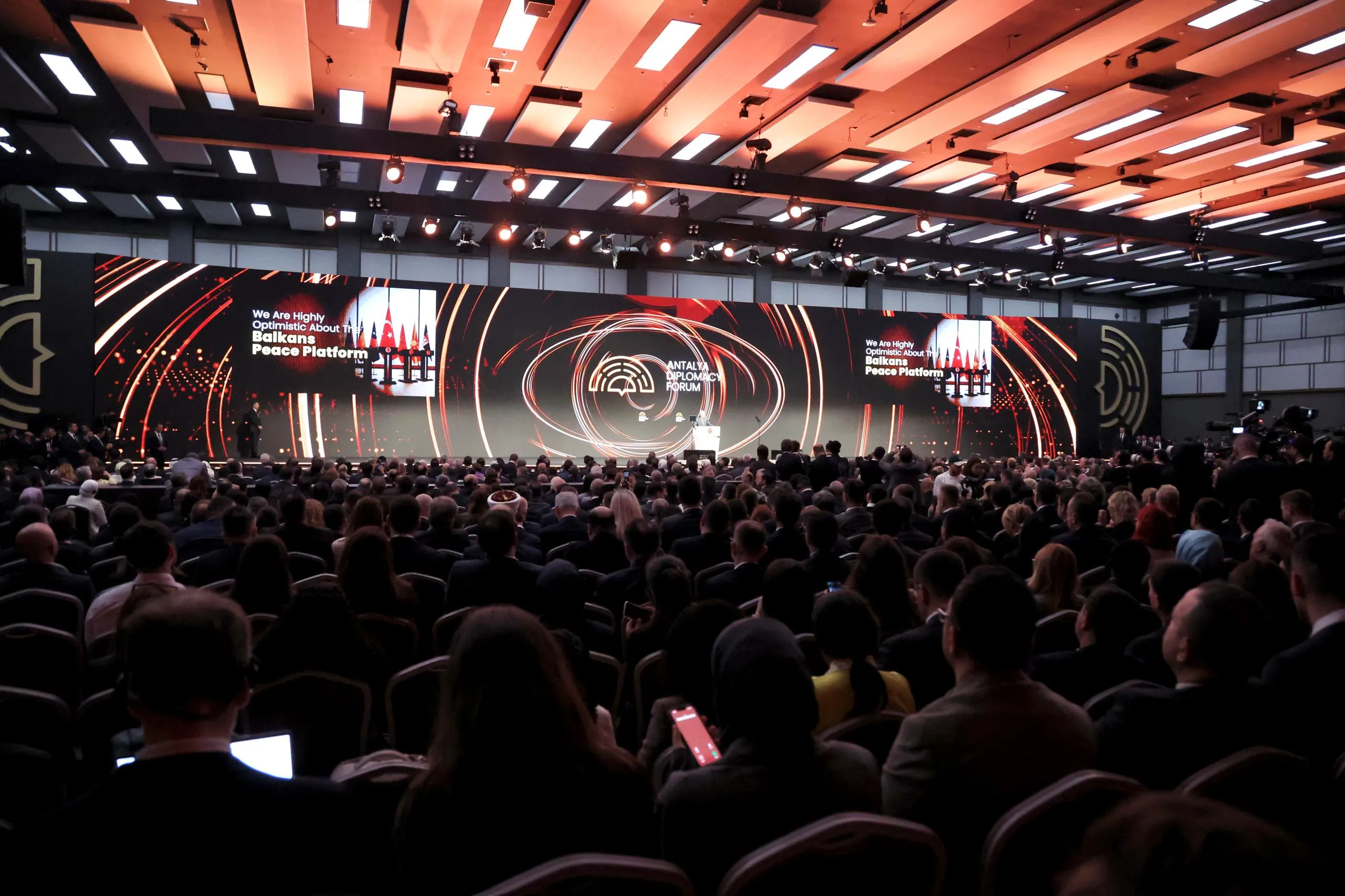 رئيس الوزراء يشارك في منتدى أنطاليا ويعقد عدة مباحثات دولية