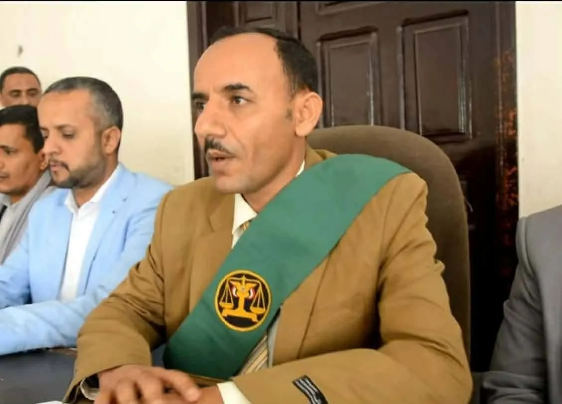 قاضي حوثي يستغل نفوذه لاعتقال طفل ووالده وجده في إب