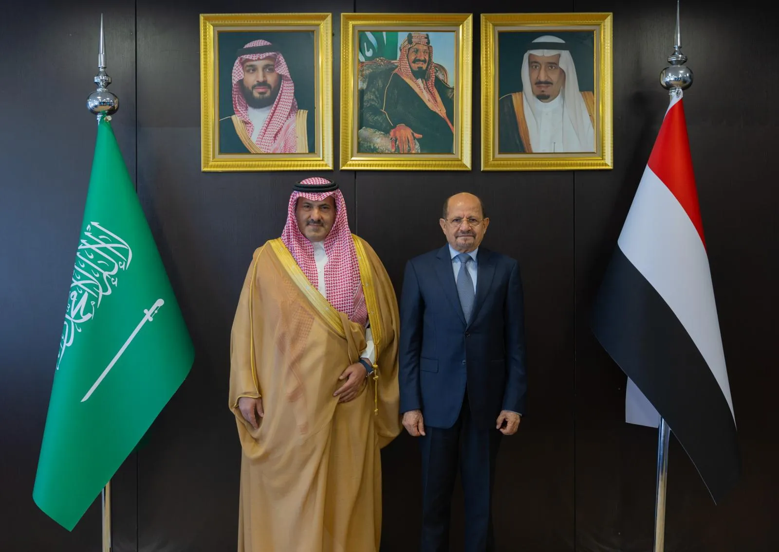 رئيس الوزراء يبحث مع السفير السعودي تعزيز المشاريع التنموية في اليمن