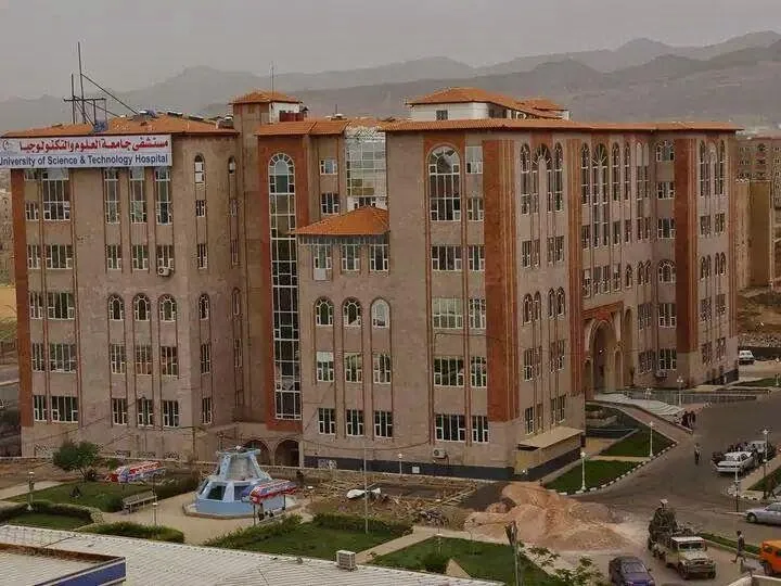 الحوثيون يهددون بفصل 40 موظفًا بمستشفى العلوم لرفضهم الانضمام لشركة تابعة لهم