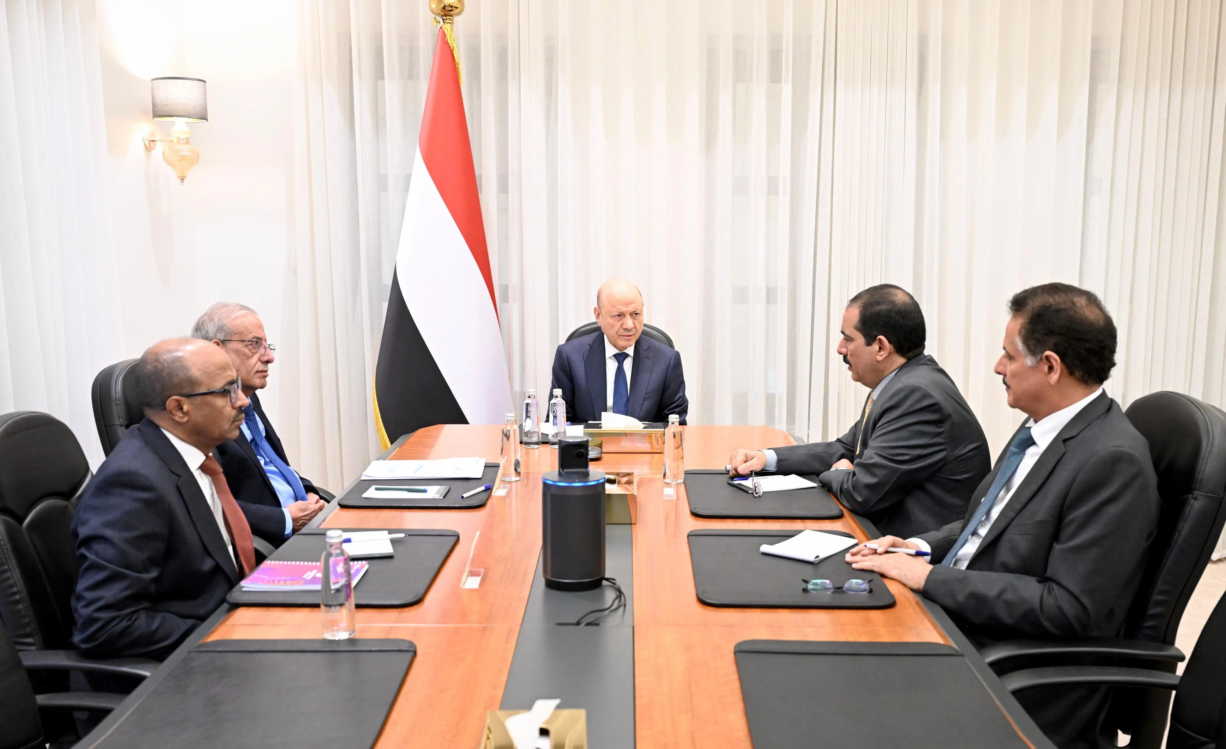 العليمي يترأس اجتماعًا حكوميًا لمتابعة الإصلاحات الاقتصادية وتعزيز الأمن في عدن