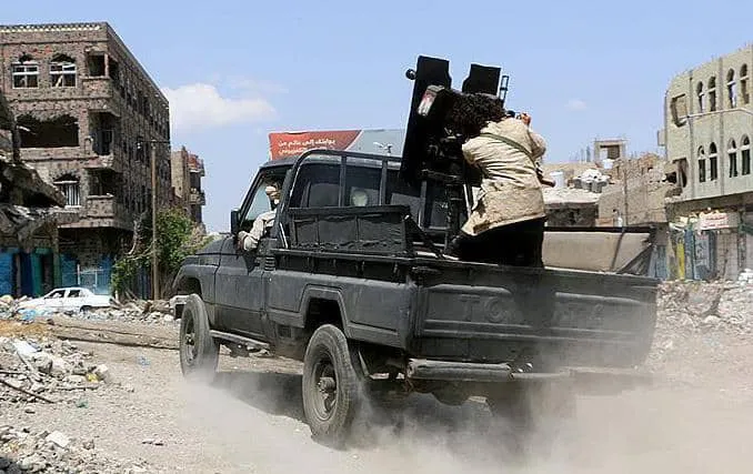 قيادي حوثي يستولي على أرض متنازع عليها في حجة