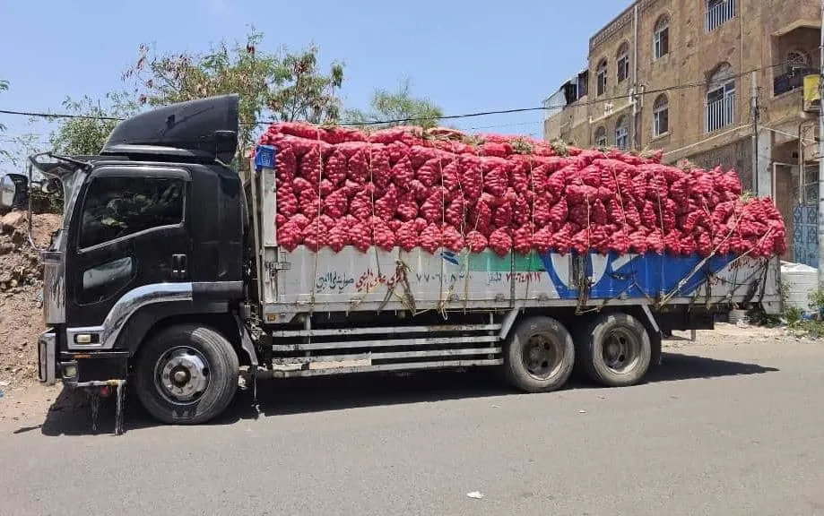 الحوثيون يمنعون عبور شاحنات نقل البصل عبر المنفذ الشرقي لتعز