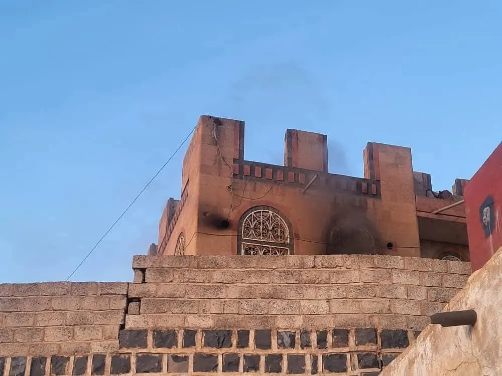 عناصر حوثية تقوم بإحراق منزل شيخ قبلي في صنعاء