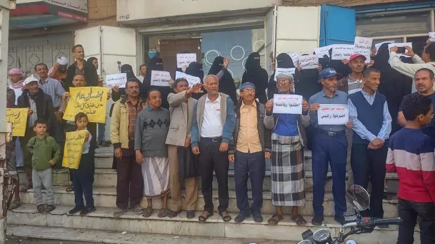 نقابة المعلمين في تعز تطالب الحكومة بصرف المرتبات قبل عيد الأضحى