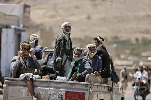 الحوثيون يختطفون شيخ قبلي في ذمار عقب اقتحام منزله والاعتداء عليه