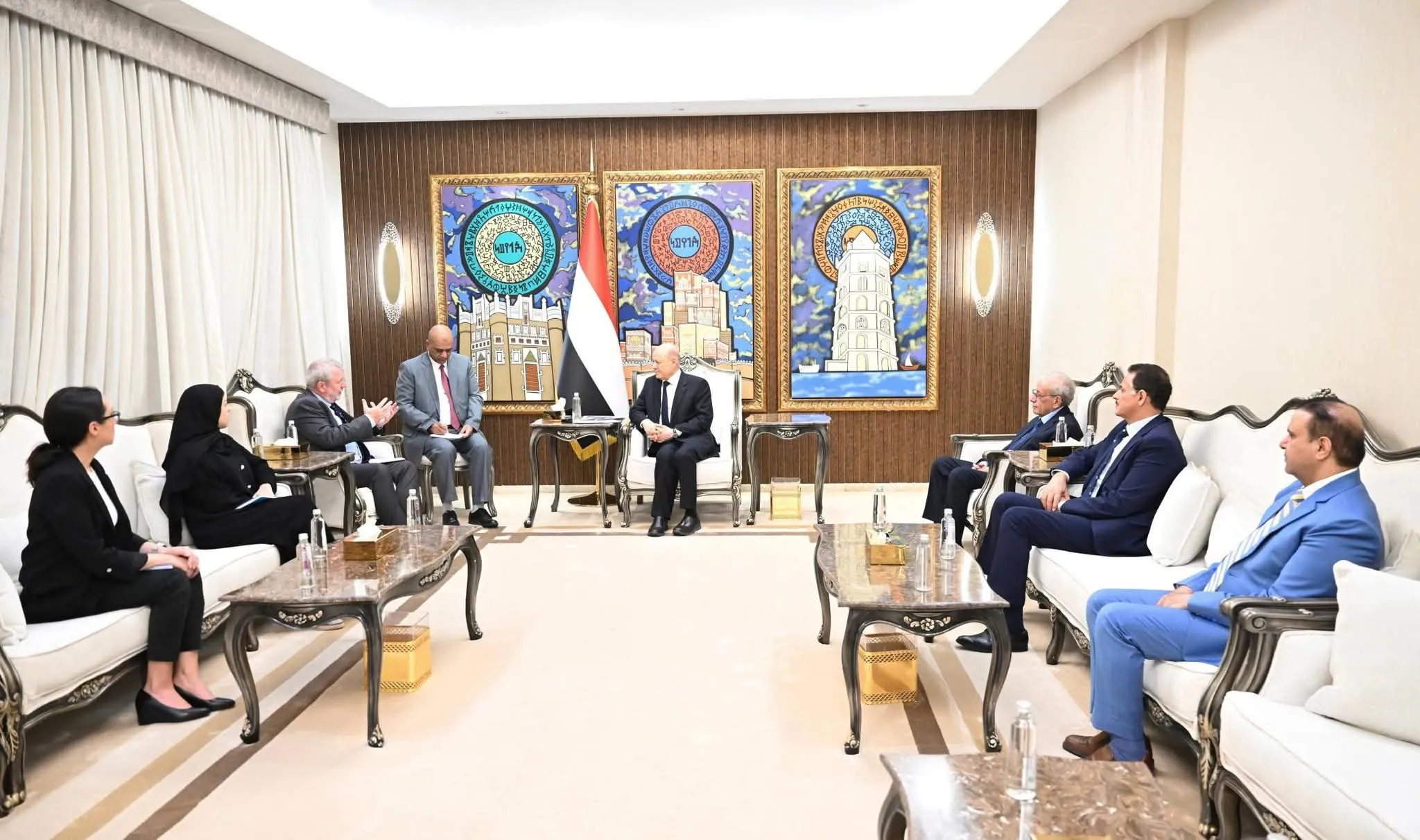 الرئيس العليمي يؤكد توفير الحماية والتسهيلات للمنظمات الإنسانية العاملة في اليمن